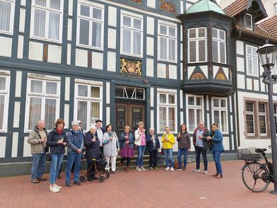 Stadtführungs-Gruppe vor dem Stackmannschen Haus in Wittingen