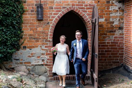 Brautpaar nach der Trauung im Kloster Isenhagen